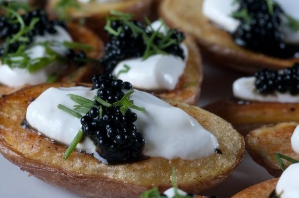 Запеченный картофель со сметанной и икрой